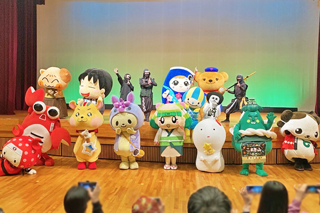 ゆるキャラ・忍者隊の皆さんで記念撮影！忍者の真似してる？アピタン