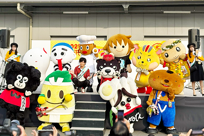 キャラクターステージにゆるキャラのみんなが集合