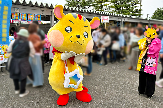 アピタンブースの前で写真を撮りました