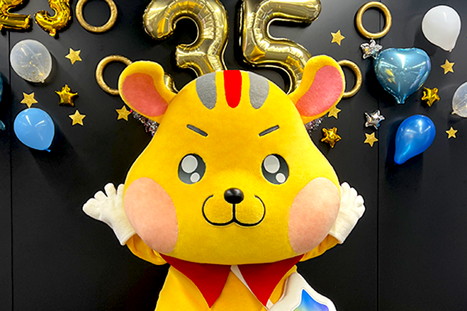 素敵な誕生日飾りの前でアピタンも記念撮影したよ