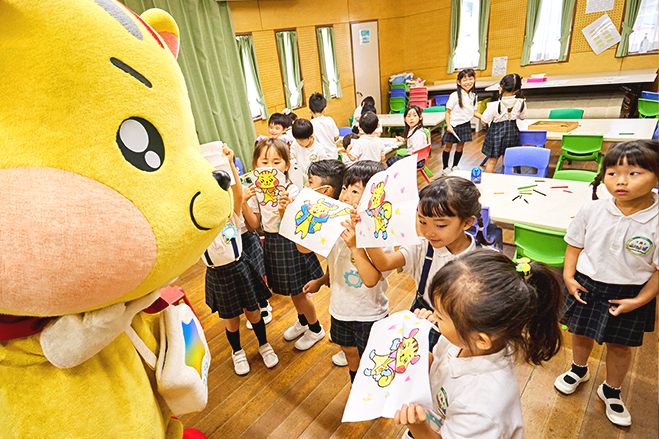 アピタンに塗り絵を見せてくれたよ