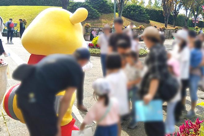 アピタ安城南店ブースでみんなとじゃんけん