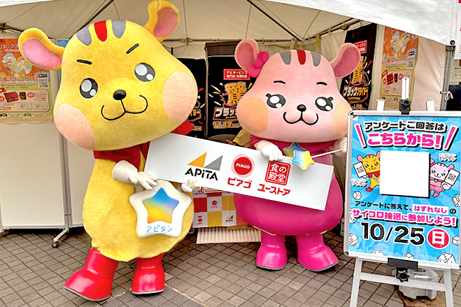 ブース前でアピタン・ピアタンが記念撮影