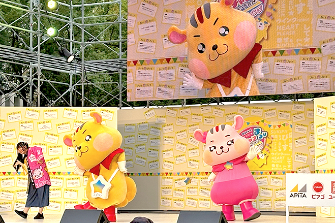 アピタン・ピアタンがステージでアピタンダンスを躍ったよ