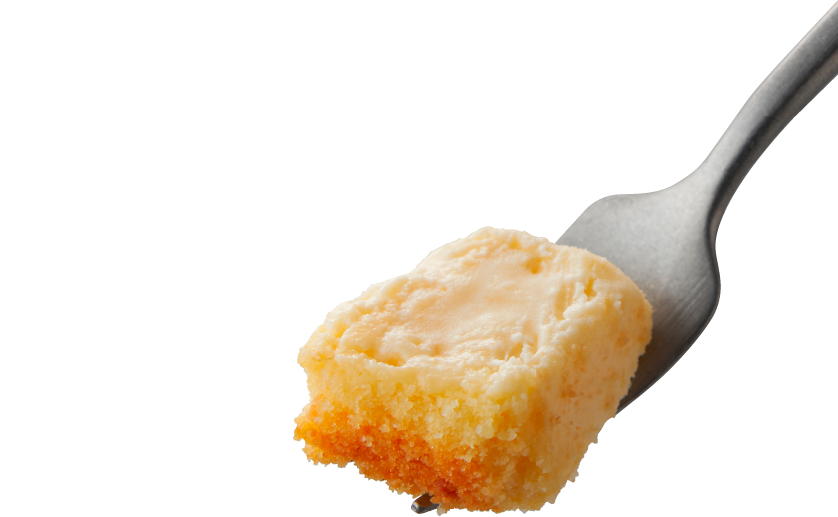 丹念に作り上げたチーズ生地に、スポンジクラムをトッピング。窯でしっとり焼き上げました。